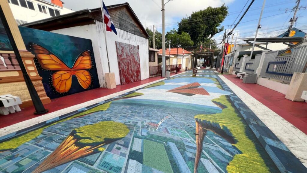 cronica-desde-el-suelo-que-engana-a-los-ojos:-mi-viaje-a-la-calle-3d-de-asfalto-que-parece-cobrar-vida-en-el-corazon-de-moca