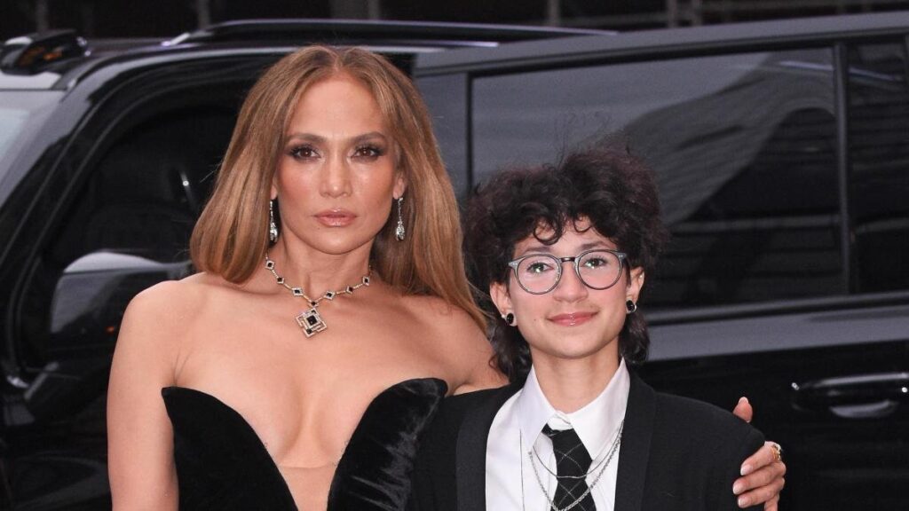la-hija-de-jennifer-lopez-y-marc-anthony-acapara-miradas-tras-graduarse-como-oskar-muniz