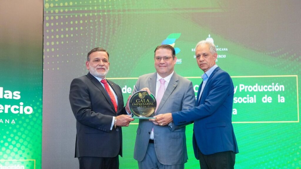 eduardo-sanz-lovaton-es-reconocido-por-camara-de-comercio-en-sfm