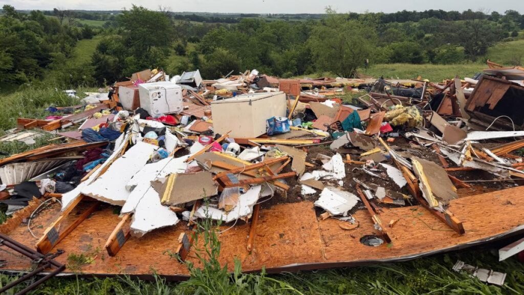 tornados-siembran-el-caos-en-chicago:-casas-derrumbadas,-vuelos-cancelados-y-apagones-masivos