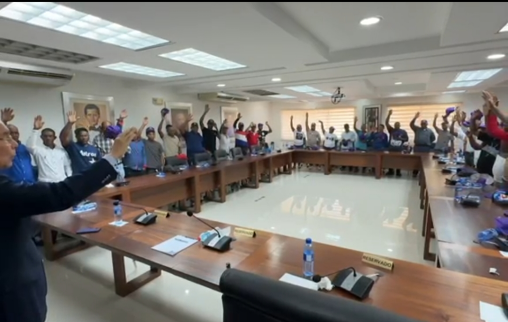 danilo-medina-juramenta-a-decenas-de-dirigentes-de-hondo-valle