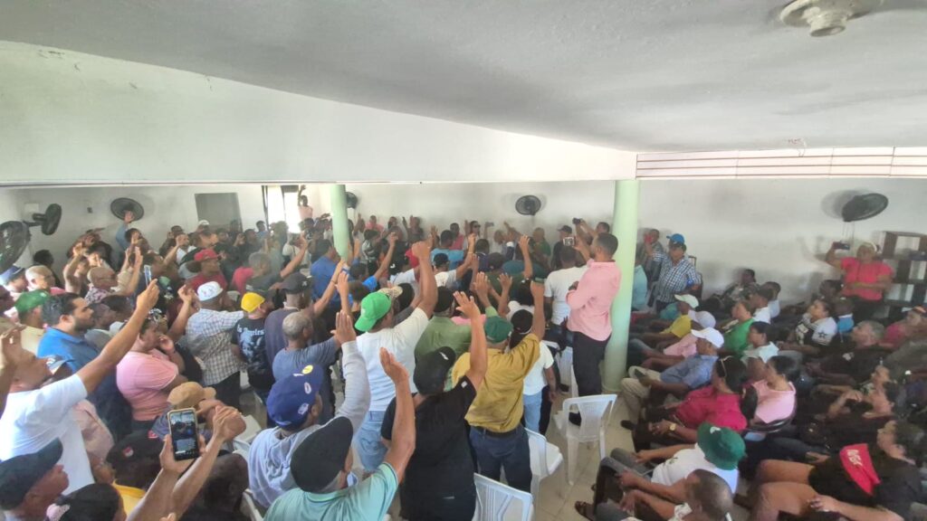 fuerza-del-pueblo-juramenta-135-nuevos-miembros-provenientes-del-pld-y-el-prm-en-enriquillo