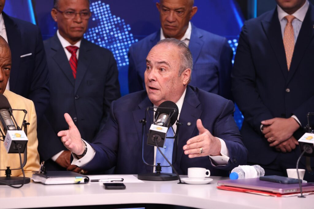charlie-mariotti-desiste-de-sus-aspiraciones-presidenciales;-anuncia-respaldo-a-gonzalo-castillo-junto-a-su-equipo-politico