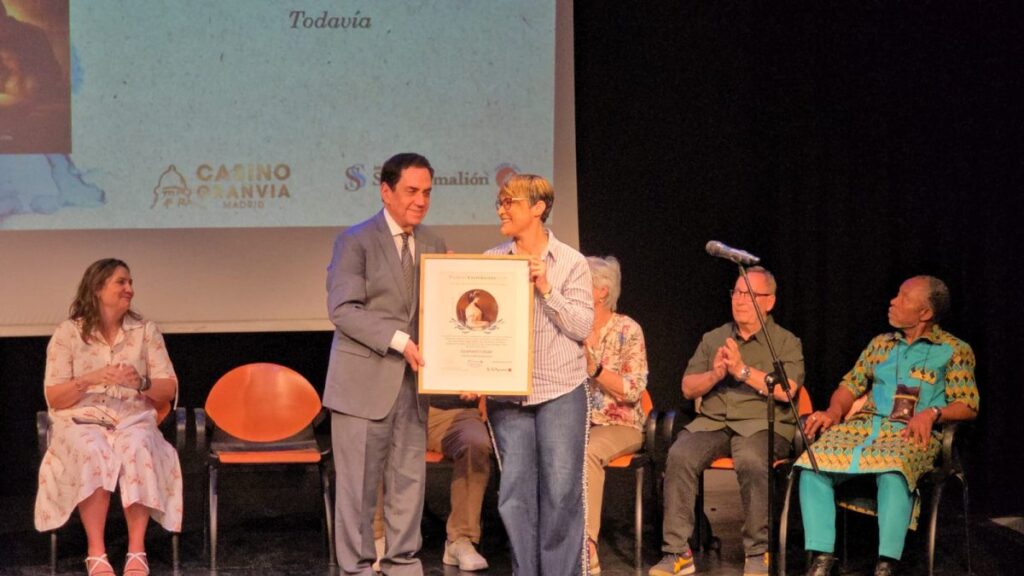 lizamavel-collado-conquista-premio-literario-en-madrid