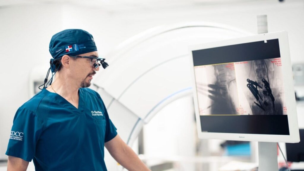 realizan-en-republica-dominicana-la-primera-cirugia-de-columna-con-tecnologia-3d-de-ultima-generacion