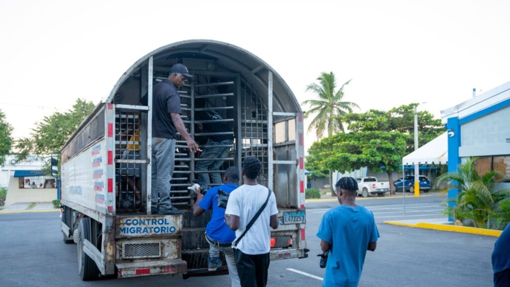 arrestan-a-dos-empleados-de-migracion-por-usar-vehiculos-oficiales-para-transportar-haitianos-indocumentados