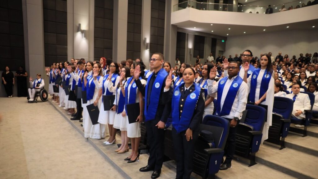 hospital-policial-gradua-a-40-medicos-especialistas-en-medicina-interna,-cirugia-y-otras-areas