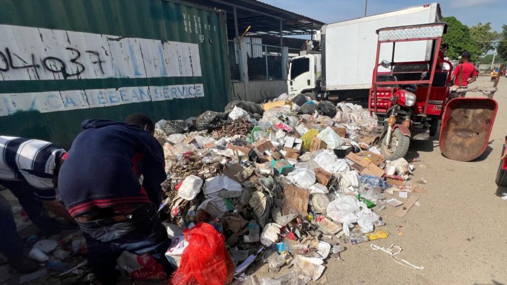 la-basura-ahoga-el-mercado-binacional-de-dajabon-mientras-crece-el-riesgo-para-miles-de-personas