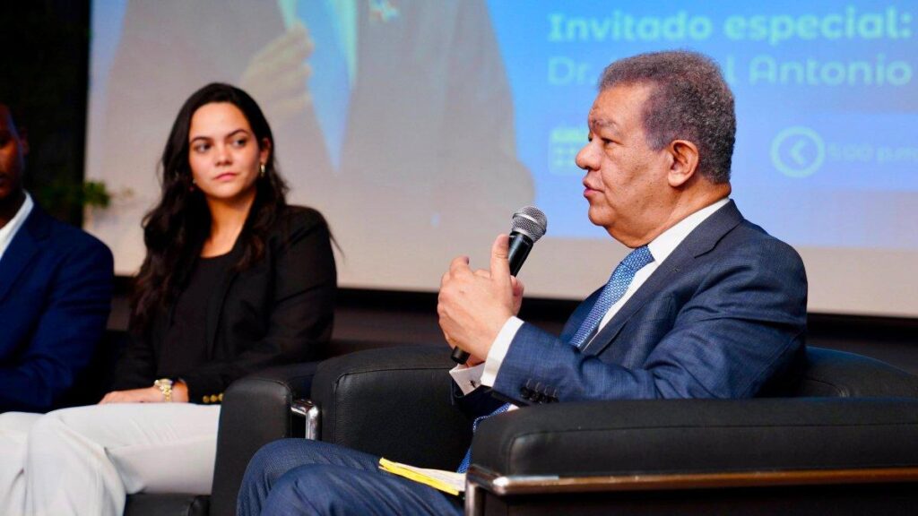 leonel-fernandez-apuesta-por-una-“revolucion-del-conocimiento”-durante-conversatorio-en-unibe
