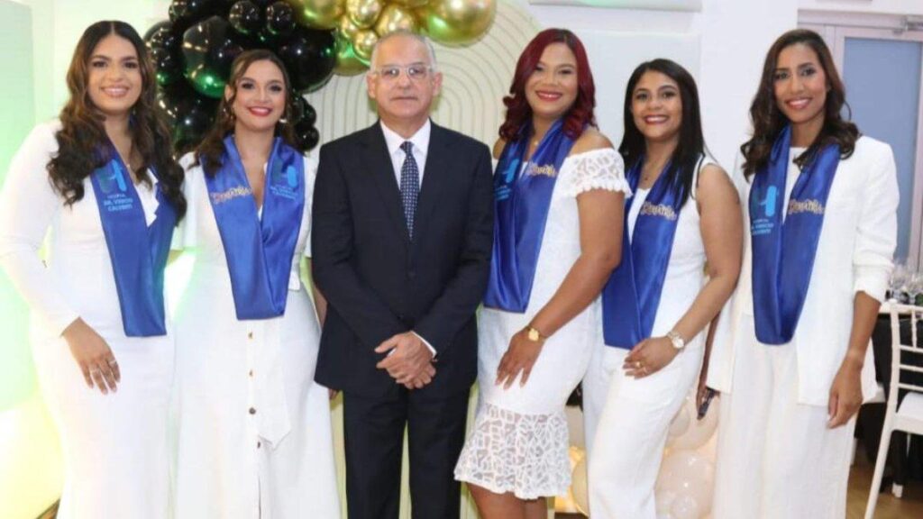 hospital-vinicio-calventi-gradua-nuevos-especialistas-en-geriatria,-medicina-familiar-y-emergencia