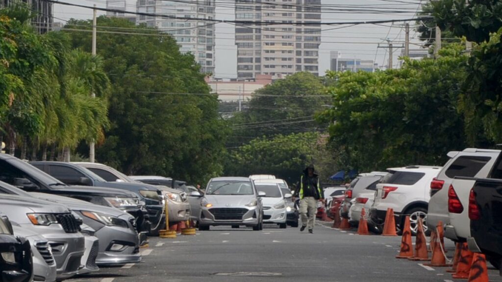 ¿extorsion-o-servicio?-el-lucrativo-negocio-de-los-parqueadores-en-vias-del-gran-santo-domingo