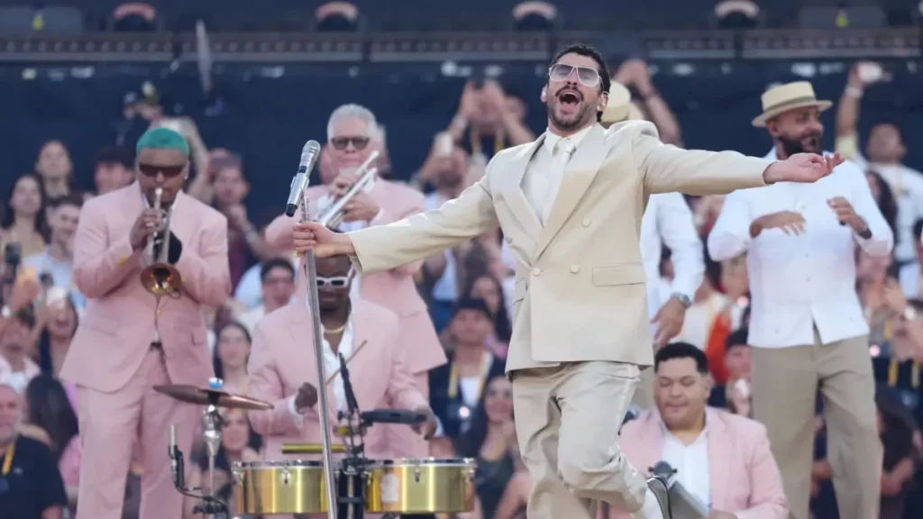 «¡que-se-sienta-paris!»:-bad-bunny-enciende-la-capital-francesa-con-salsa,-perreo-y-espanol