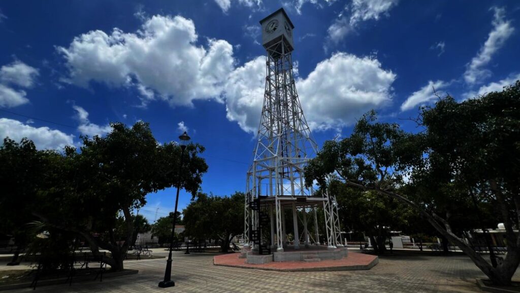 el-tiempo-detenido-en-montecristi:-el-reloj,-un-gigante-de-hierro-que-se-hunde-en-el-abandono