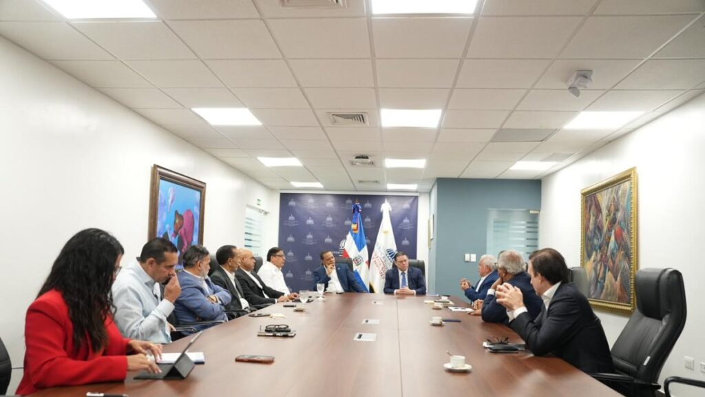 detallistas-de-gasolina-se-reunen-con-el-ministro-de-industria-y-comercio-para-buscar-soluccion-a-los-pagos-con-tarjetas