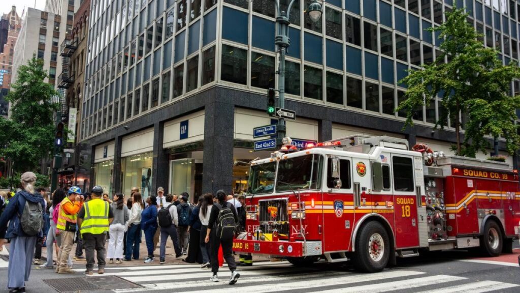 alarma-en-nueva-york:-columnas-dobladas-de-un-rascacielos-en-en-manhattan-obligan-a-evacuar-alrededores