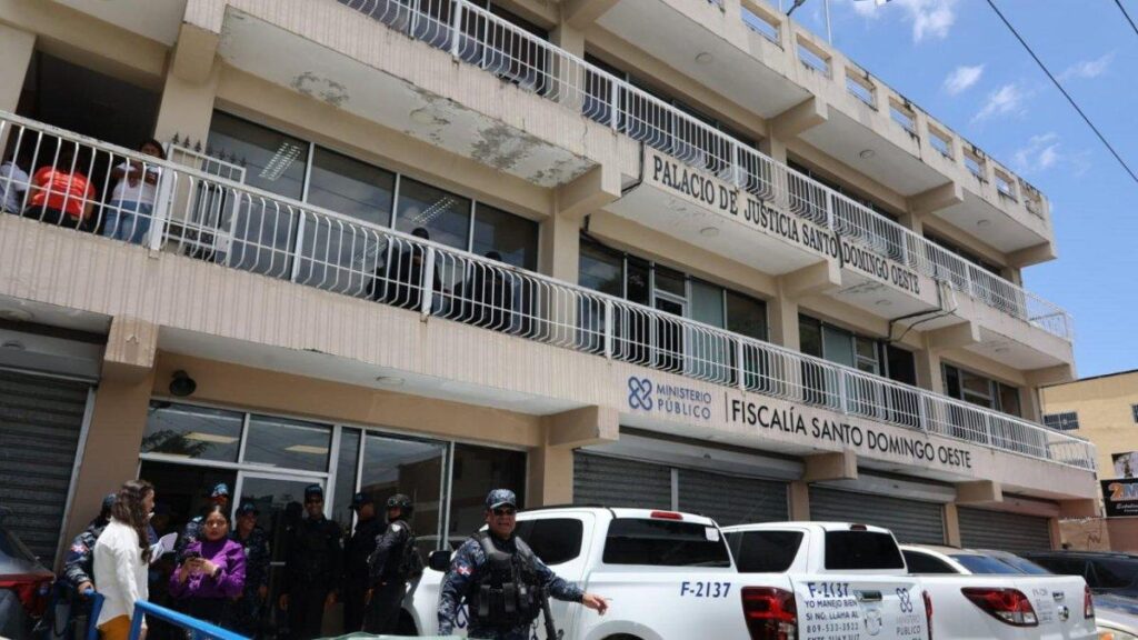 trasladan-al-tribunal-policia-acusado-de-muerte-de-darlin-mercado