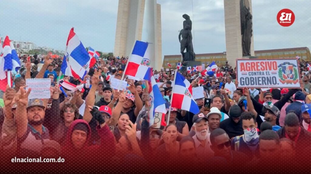 pancartas,-cornetas-y-banderas-dominan-concentracion-de-ciudadanos-frente-a-plaza-de-la-bandera
