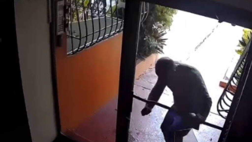 video-muestra-a-hombre-romper-cristal-de-un-edificio-mientras-presuntamente-huia-tras-negarse-a-pagar-un-motoconcho