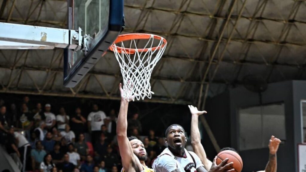 brown-jr.-y-fitzgerald-se-crecen-por-gigantes-y-empatan-final-contra-metros