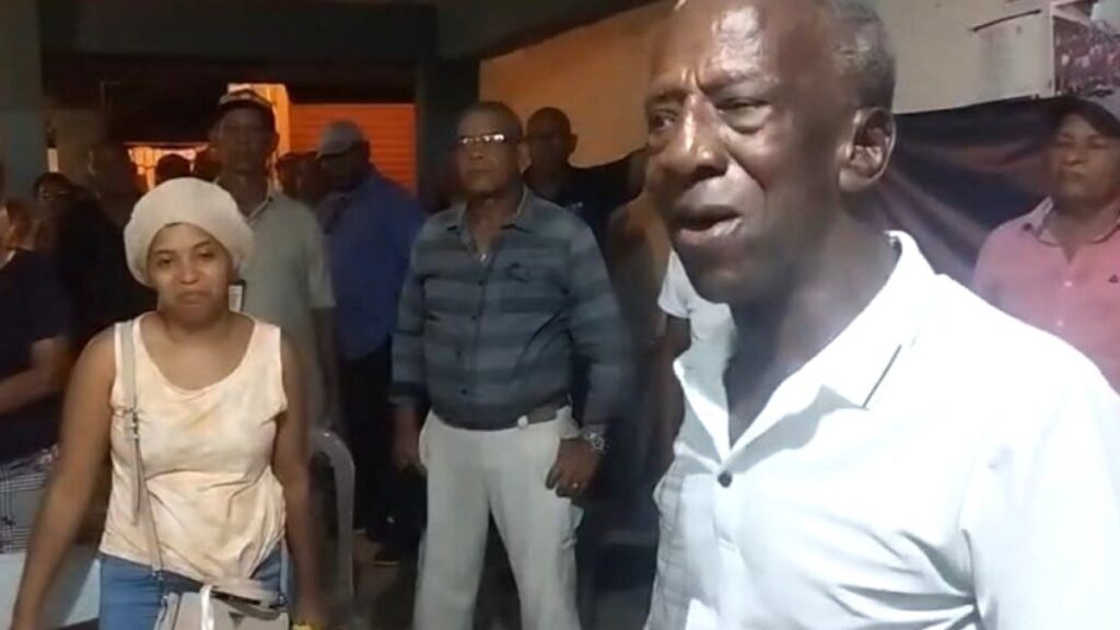 comunitarios-de-los-alcarrizos-advierten-protestas-si-no-instalan-luminarias-en-juana-saltitopa