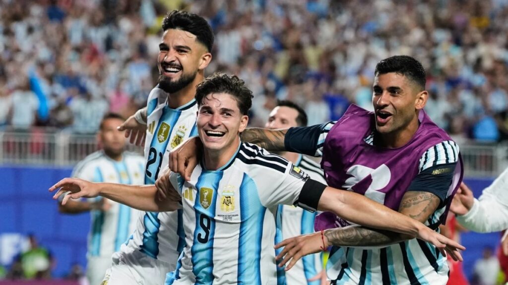 goles-de-alvarez-y-lautaro-conducen-a-argentina-a-semifinales-del-mundial