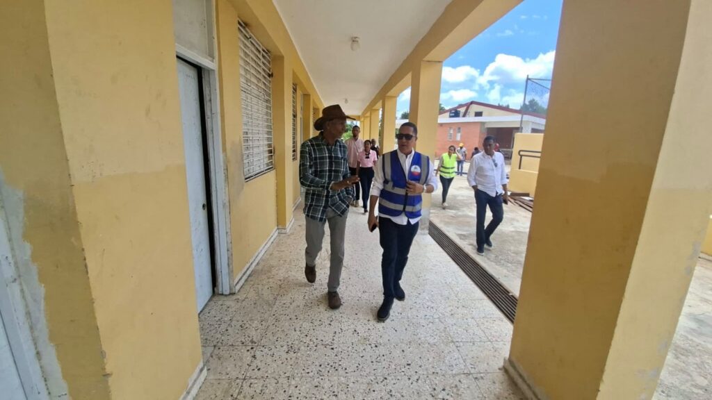 nfraestructura-escolar-da-toques-finales-a-construccion-de-nuevo-liceo-en-guayajayuco,-elias-pina-para-incorporarlo-al-nuevo-ano-escolar-el-plantel-que-beneficiara-a-cientos-de-estudiantes-sera-entregado-en-agosto-tras-mas-de-12-anos-de-espera-pedro-santana,-elias-pina-la-direccion-de-infraestructura-escolar-(die),-informo-que-se-encuentra-en-su-fase-final-la-construccion-del-liceo-victor-esteban-lorenzo-galicia,-ubicado-en-la-comunidad-fronteriza-de-guayajayuco,-en-el-municipio-pedro-santana,-provincia-elias-pina,-una-obra-que-permanecio-paralizada-y-en-estado-de-abandono-durante-mas-de-12-anos-el-centro-educativo-de-cinco-aulas,-beneficiara-a-mas-de-150-estudiantes-y-a-una-comunidad-integrada-por-mas-de-250-familias,-estimado-en-mas-de-2,000-habitantes,-quienes-durante-anos-reclamaron-la-terminacion-del-nuevo-plantel-escolar-la-obra-que-fue-intervenida-hace-varios-meses-por-la-direccion-de-infraestructura-escolar-para-su-terminacion,-cuenta-con-laboratorio,-comedor,-cancha-deportiva,-salon-multiusos,-plaza-civica-y-otras-areas-destinadas-a-fortalecer-el-proceso-de-ensenanza-y-aprendizaje-durante-un-recorrido-de-supervision-y-seguimiento,-el-director-de-infraestructura-escolar,-ingeniero-herrera,-garantizo-que-la-entrega-del-liceo-esta-prevista-para-antes-del-inicio-del-ano-escolar-2026-2027,-como-parte-del-compromiso-asumido-por-el-gobierno-con-la-continuidad-de-las-obras-publicas-«estamos-aplicando-el-criterio-de-la-continuidad-de-estado-esta-obra-comenzo-a-construirse-en-2013-y-nuestra-meta-es-que-en-agosto-de-este-ano-los-estudiantes-puedan-recibir-docencia-en-este-centro,-estamos-trabajando-junto-al-contratista-para-cumplir-con-el-plan-“aulas-24/7-365”-y-entregar-esta-importante-infraestructura-como-lo-ha-dispuesto-el-senor-presidente-luis-abinader-a-esta-comunidad,-que-durante-decadas-habia-sido-olvidada-y-se-le-esta-prestando-mayor-atencion-en-esta-administracion-porque-aqui-viven-los-centinelas-de-la-patria»,-expreso-herrera-en-tanto,-el-ingeniero-leonel-lara,-contratista-responsable-del-proyecto,-indico-que-los-trabajos-se-encuentran-en-la-etapa-de-terminacion-y-que-esperan-concluirlos-el-30-de-julio-«ha-sido-un-proyecto-muy-accidentado-por-los-inconvenientes-que-enfrento-durante-anos,-pero-hoy-nos-sentimos-satisfechos-porque-finalmente-vemos-la-luz-al-final-del-tunel,-agradecemos-el-respaldo-de-infraestructura-escolar-para-agilizar-el-proceso-y-poder-entregar-esta-obra»,-manifesto-de-su-lado,-la-directora-del-centro-educativo,-isabelita-galvan,-valoro-la-visita-de-las-autoridades-de-infraestructura-escolar-y-expreso-su-optimismo-de-que-el-liceo-pueda-abrir-sus-puertas-en-agosto-«tenemos-la-esperanza-de-iniciar-el-proximo-ano-escolar-en-estas-instalaciones,-su-apertura-representara-un-impacto-positivo-para-nuestros-estudiantes-y-toda-la-comunidad,-confiamos-en-que-el-apoyo-del-presidente-luis-abinader,-del-ministro-luis-miguel-de-camps-y-del-ingeniero-roberto-herrera-hara-posible-que-este-proyecto-sea-una-realidad»,-afirmo-la-culminacion-del-liceo-victor-esteban-lorenzo-galicia,-forma-parte-de-la-estrategia-del-gobierno-de-concluir-las-obras-educativas-que-durante-mas-de-una-decada-estuvieron-paralizadas-y-abandonadas,-contribuyendo-a-ampliar-la-disponibilidad-de-espacios-fisicos-adecuados-y-seguros,-para-garantizar-una-educacion-de-calidad-en-todo-el-pais-asi-mismo,-el-titular-de-infraestructura-escolar-informo-la-instalacion-de-aulas-modulares-en-otros-6-centros-educativos-unitarios-a-peticion-de-los-comunitarios-y-docentes-de-guayajayuco-y-otras-comunidades-aledanas-de-la-provincia-elias-pina.-departamento-de-comunicaciones-direccion-de-infraestructura-escolar-(die)-miercoles-15-de-julio-de-2026