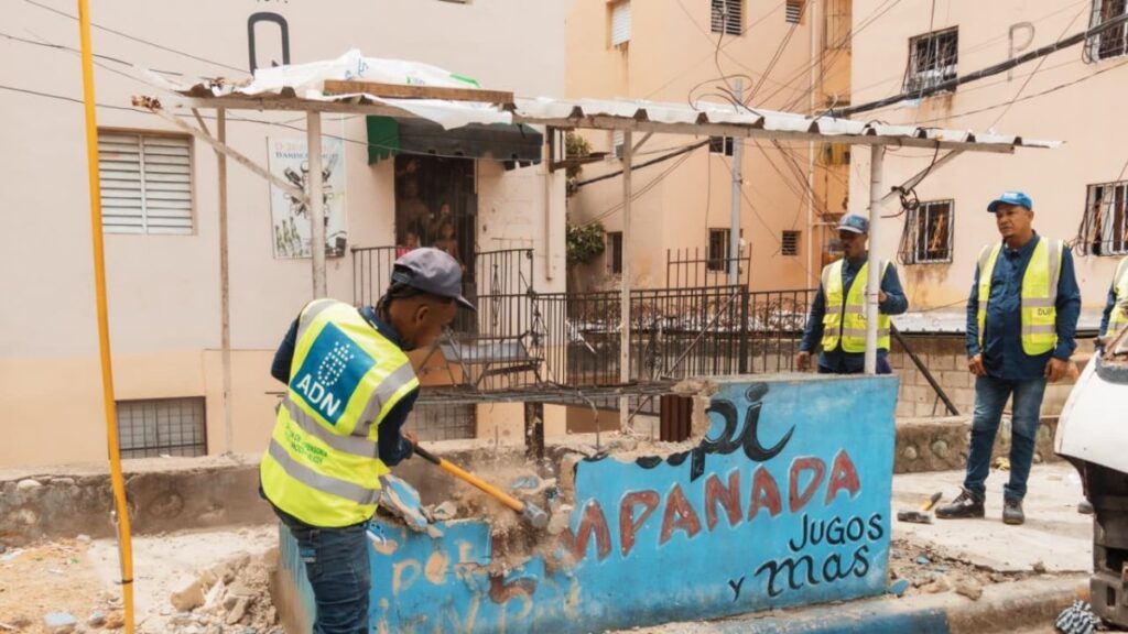 ayuntamiento-del-distrito-nacional-interviene-barrio-guachupita-y-elimina-obstaculos-en-las-aceras
