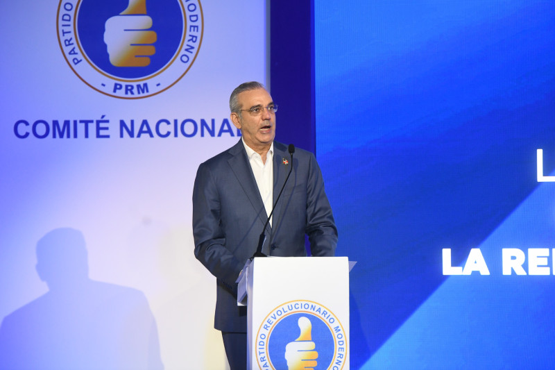 valoracion-del-presidente-abinader-es-de-48,7-%-de-favorabilidad-y-un-48,1-%-negativa,-segun-sondeo