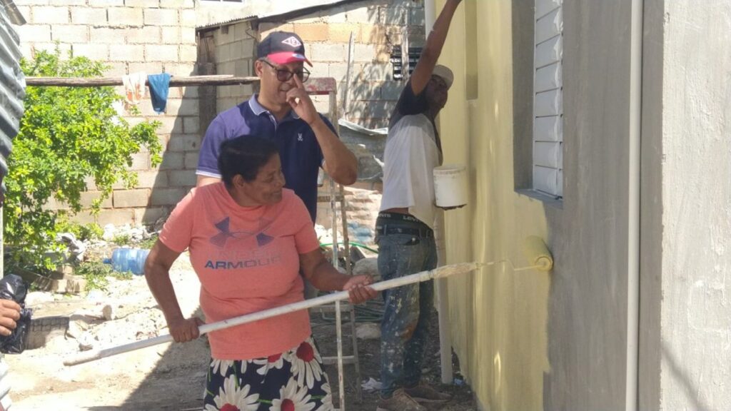 dionis-sanchez-cumple-promesa-electoral-al-entregar-casa-a-familia-de-10-miembros-en-pedernales