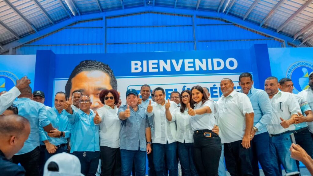 prm-juramenta-al-diputado-rafelin-perez-tras-su-salida-de-la-fuerza-del-pueblo