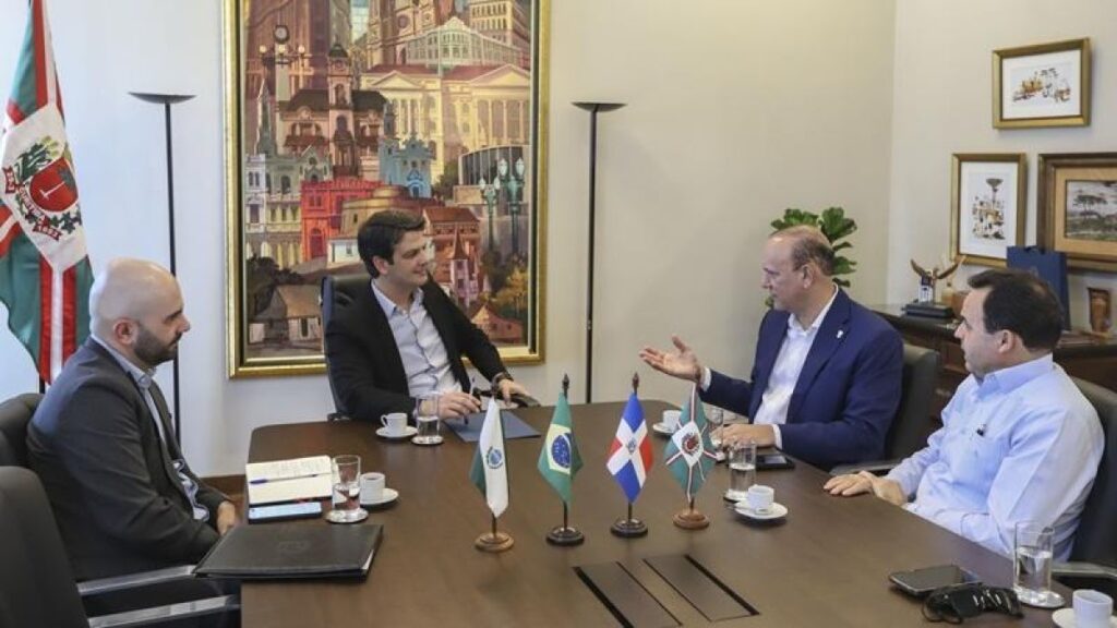 santiago-y-curitiba-firman-alianza-para-impulsar-desarrollo-urbano-inteligente