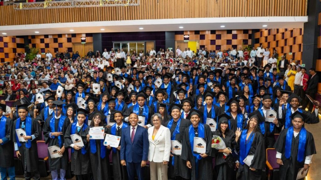 ¡graduados-al-volante!-estudiantes-dominicanos-ya-salen-del-liceo-con-su-carne-de-conducir