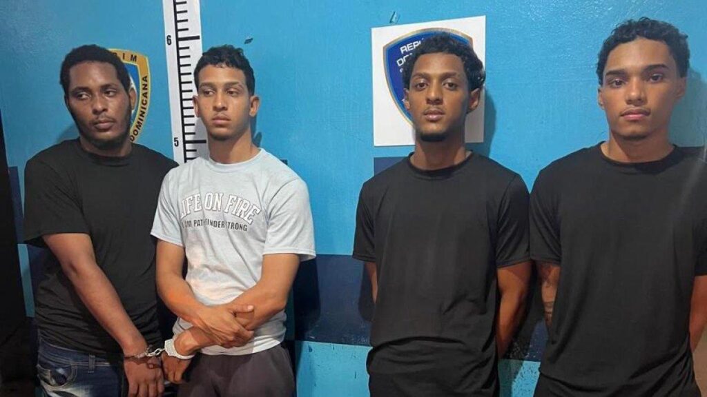 cuatro-detenidos-en-santiago-tras-asalto-a-joyeria;-policia-recupera-dinero,-prendas-y-arma-de-fuego