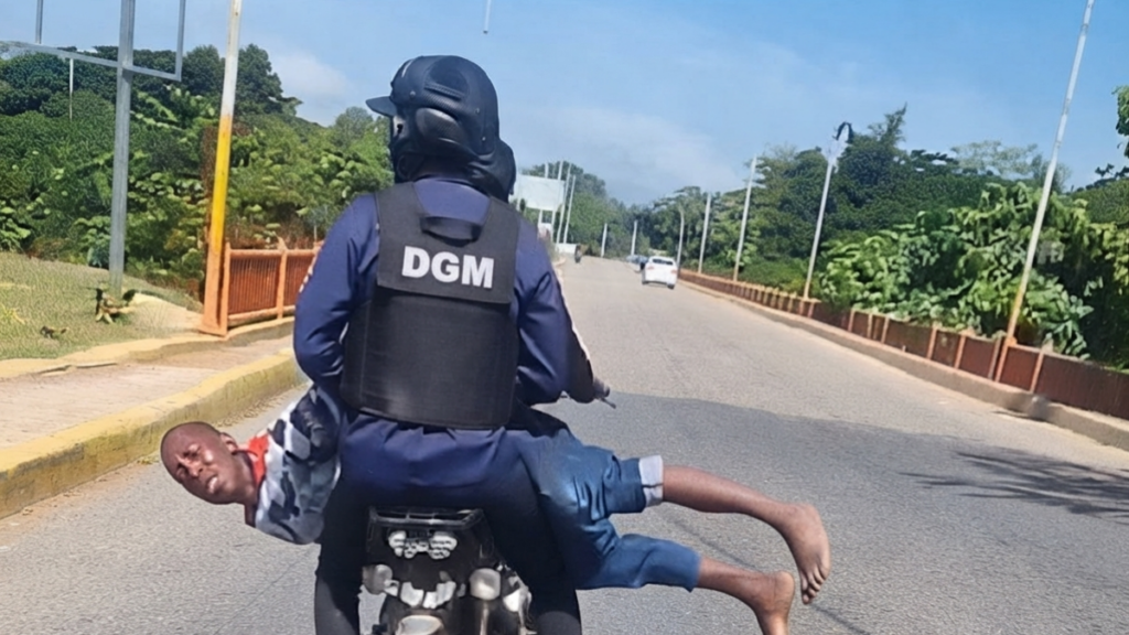 ¡insolito!-agentes-de-migracion-trasladan-haitiano-atravesado-en-motor-en-san-juan