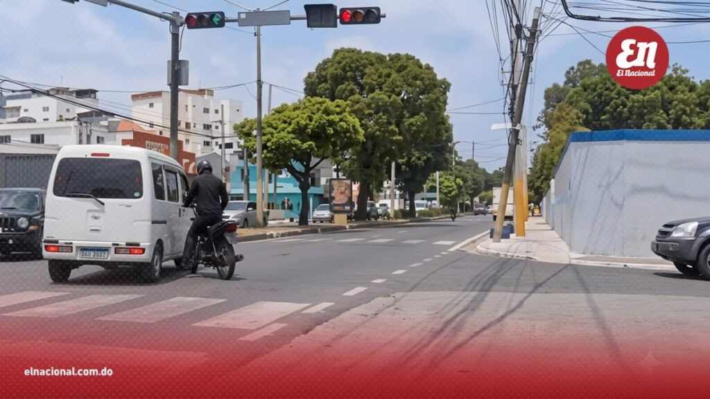motociclista-y-conductor-casi-termina-en-tragedia-tras-crusar-semaforo-en-rojo