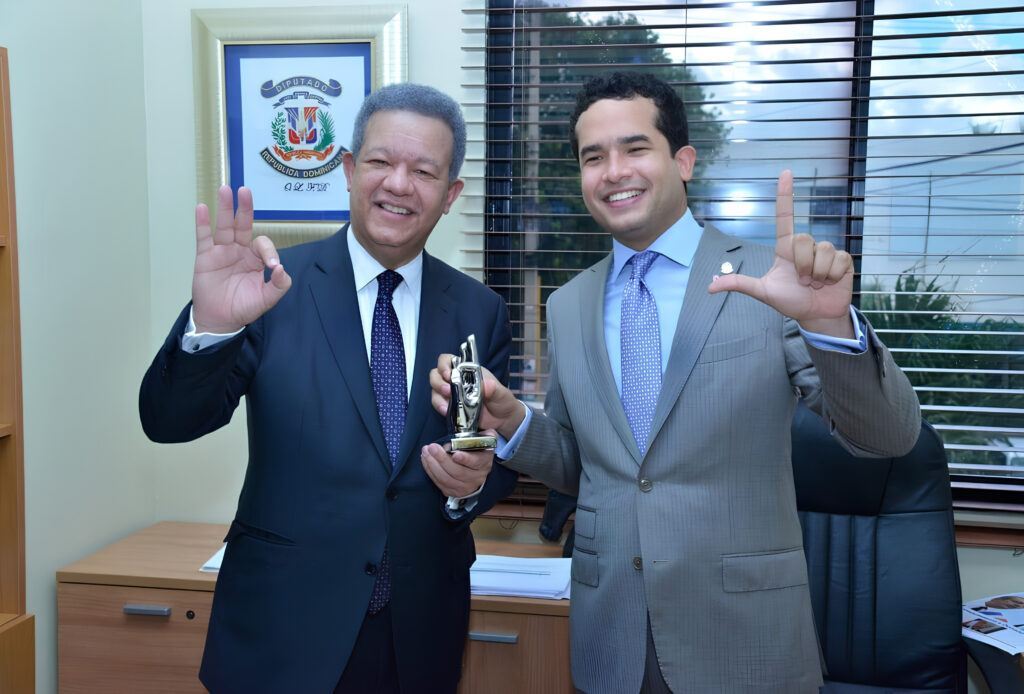 “hoy-yo-estoy-de-senador”:-omar-y-leonel-fernandez-protagonizan-divertido-intercambio-por-el-dia-del-padre