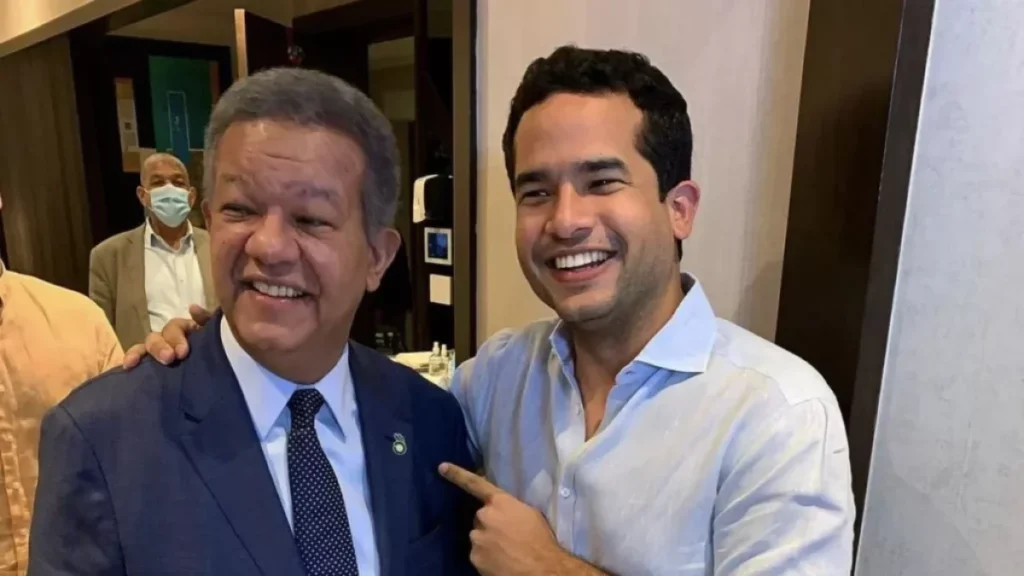 omar-y-leonel-fernandez-intercambian-roles-en-divertida-dinamica-por-el-dia-de-los-padres