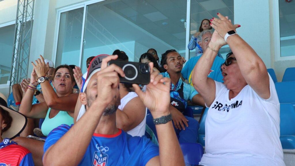 con-calor,-aplausos-y-banderas:-asi-se-vive-la-natacion-desde-las-gradas-en-los-jcc-2026