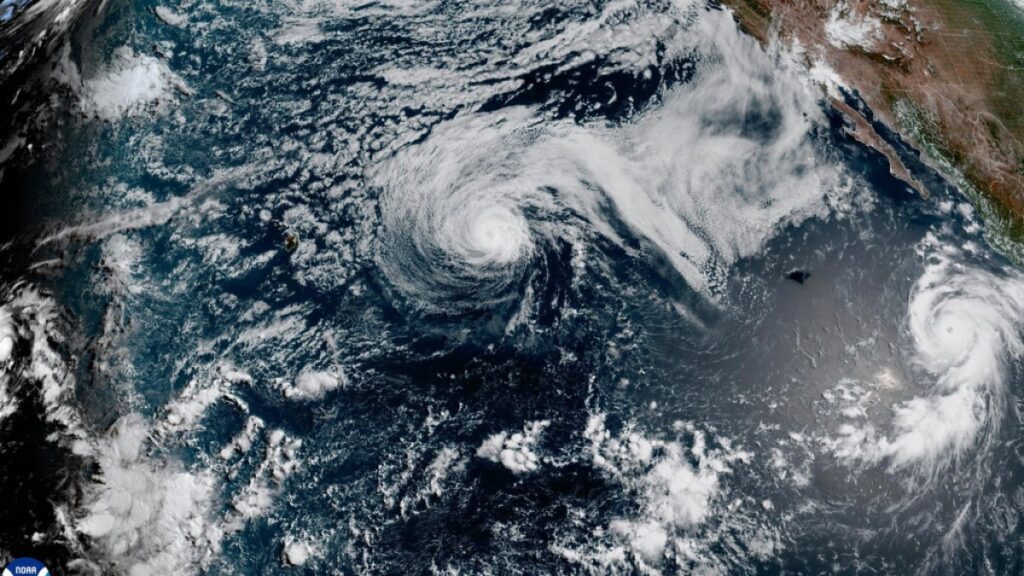 tormenta-fausto-salpica-a-hawai-y-huracan-genevieve-envia-oleaje-a-costas-de-mexico