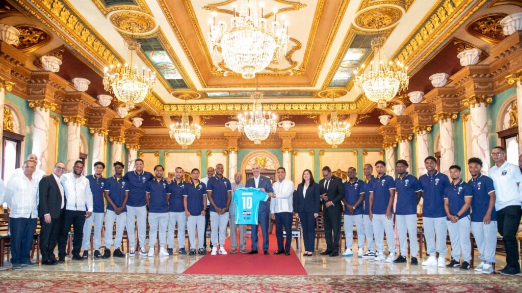 luis-abinader-recibe-al-salcedo-futbol-club,-campeon-de-la-liga-dominicana-de-futbol