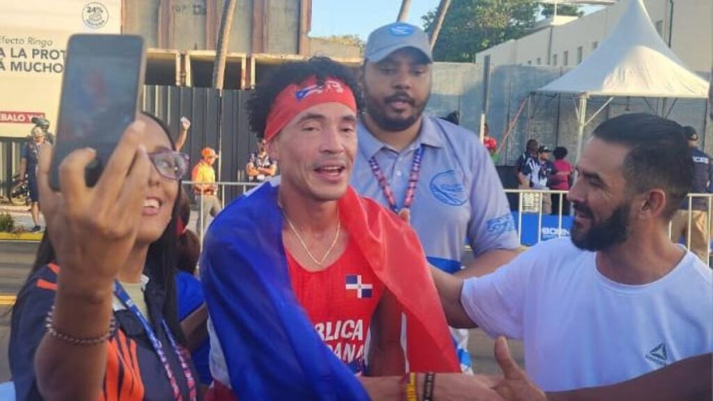 alvaro-abreu-conquista-el-oro-y-establece-nuevo-record-en-la-media-maraton-de-santo-domingo-2026