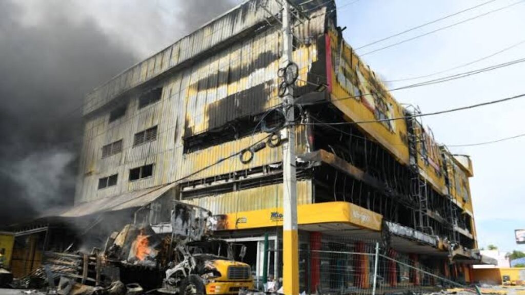 dictan-medida-de-coercion-contra-acusado-de-robo-en-la-tienda-l&r-comercial-durante-incendio