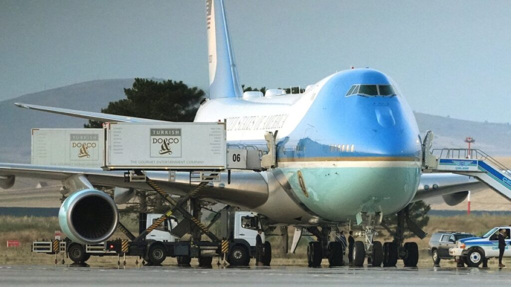 ¡de-pelicula!-donald-trump-uso-avion-militar-para-salir-en-secreto-de-turquia-por-amenaza-de-iran