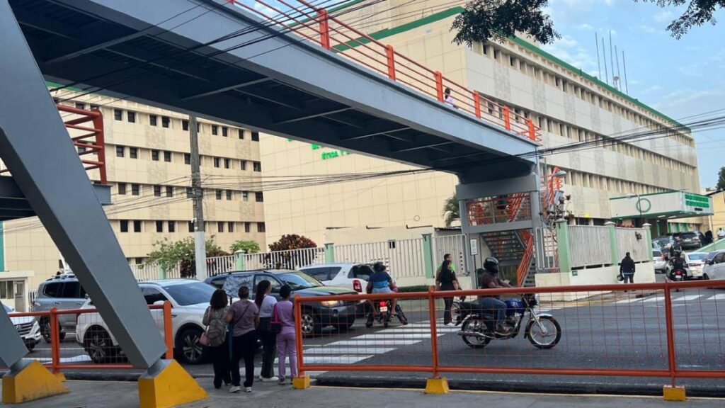 aun-pocas-personas-usan-peatonal-de-la-ortega-y-gasset,-sin-importar-su-seguridad
