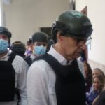 Visiblemente con problemas para caminar, exdirector de Senasa es traladado a tribunal por la Policía