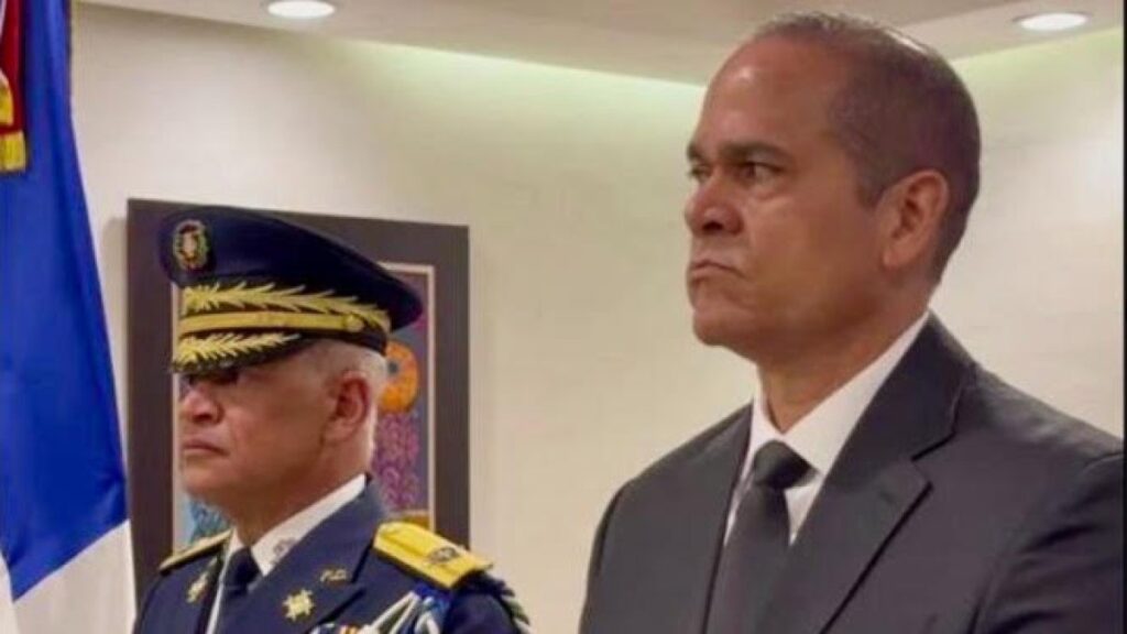 el-tenso-momento-del-traspaso-de-mando-en-la-policia-nacional