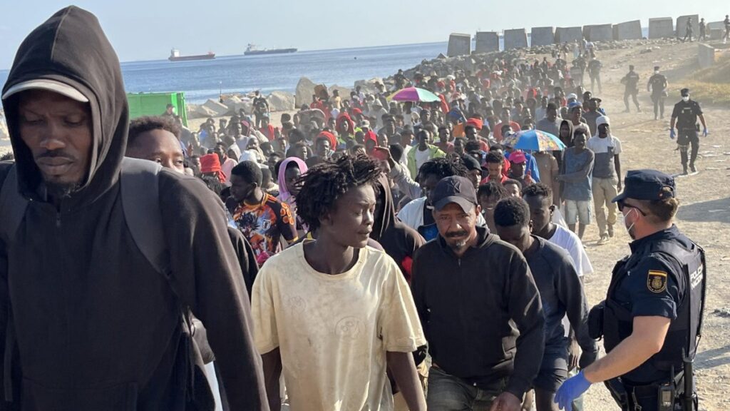 desalojan-a-1.700-migrantes-de-la-playa-el-trampolin-en-ceuta