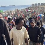 Desalojan a 1.700 migrantes de la playa El Trampolín en Ceuta