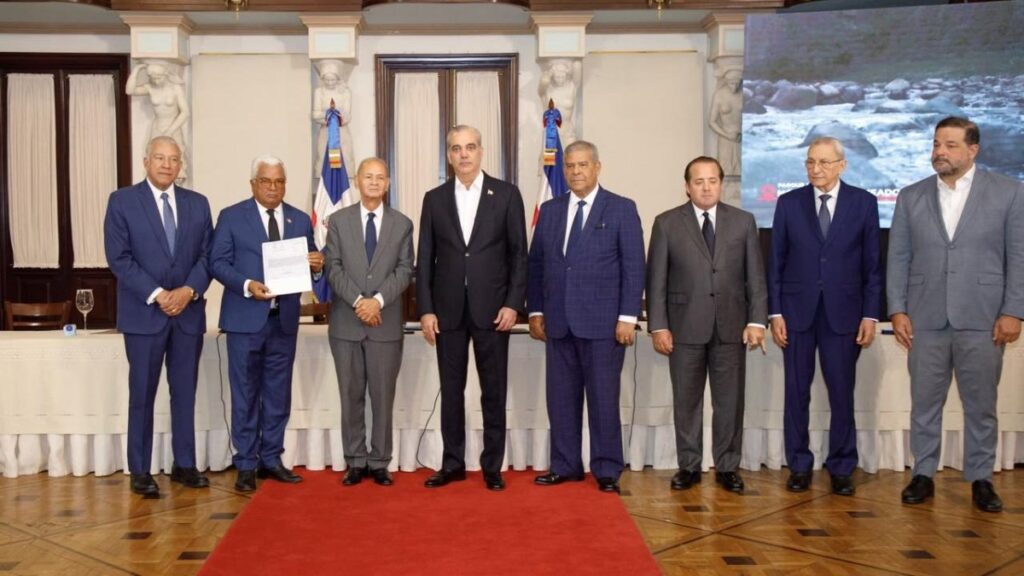 abinader-inicia-«blindaje-registral»-de-parques-nacionales-con-entrega-de-seis-titulos-al-estado