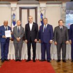 Abinader inicia «blindaje registral» de parques nacionales con entrega de seis títulos al Estado